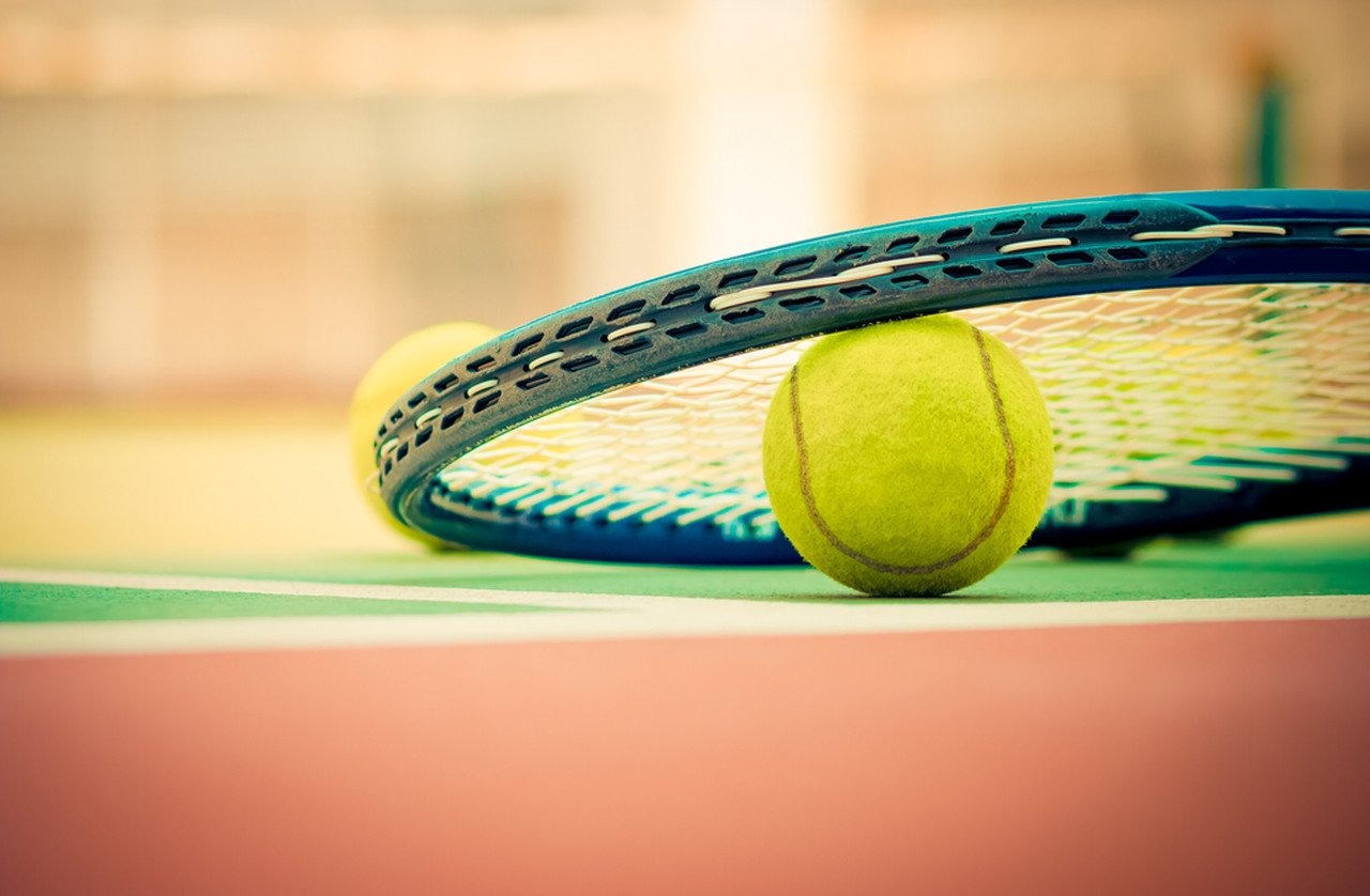 tenis raketi ve topu