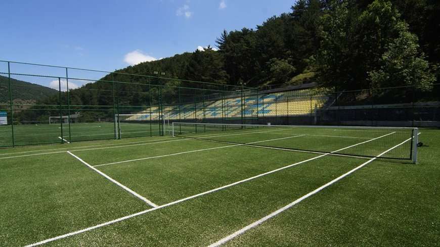 Çam Otel tenis kortu