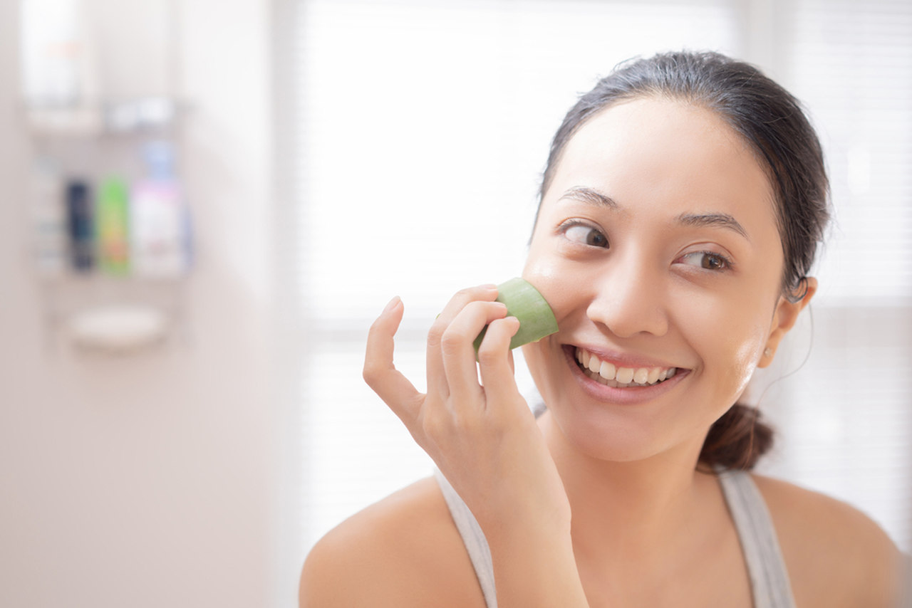 aloe vera jel ile yüz bakımı yapan kadın