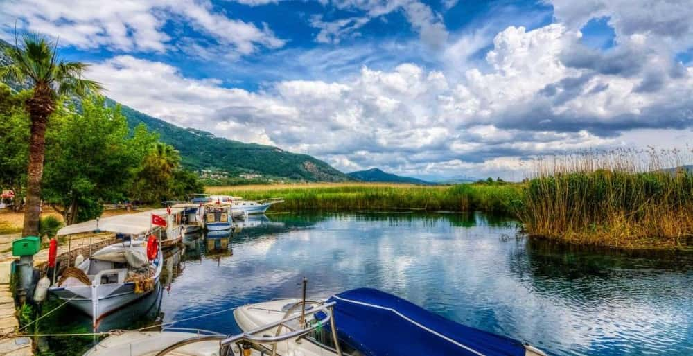 Muğla Akyaka'da bulunan Azmak Nehri kıyısında duran küçük sandallar