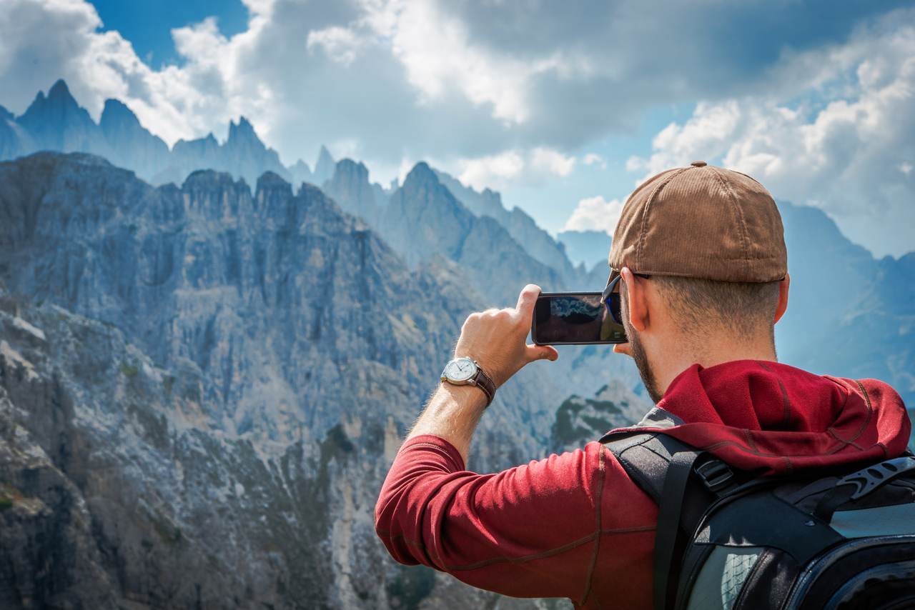 HDR modda manzara fotoğrafı çeken adam