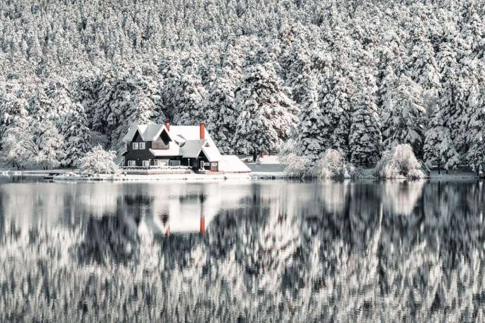 Bolu Abant Gölü'nden bir kar manzarası