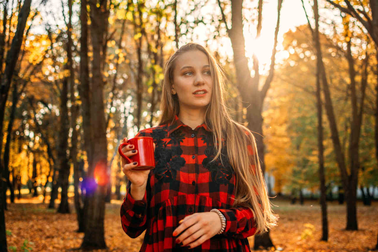 ormanda kahve içen genç kadın