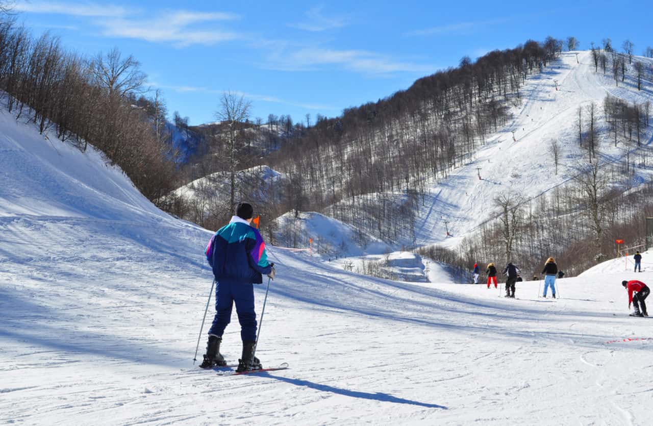 Kartepe'de kayak yapan insanlar ve kar manzarası