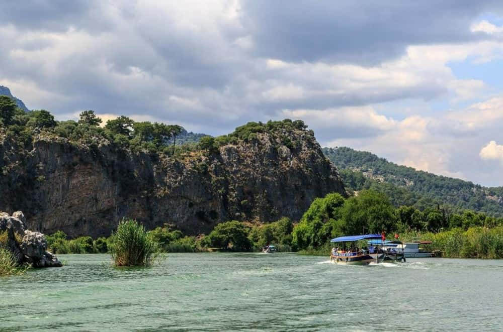 köyceğiz Gölü üzerinde tur yapan turistik bot