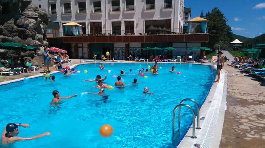 Çam Otel açık havuzu