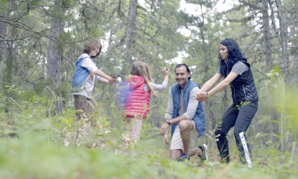 çocuklarla ormanda eğlenen aile