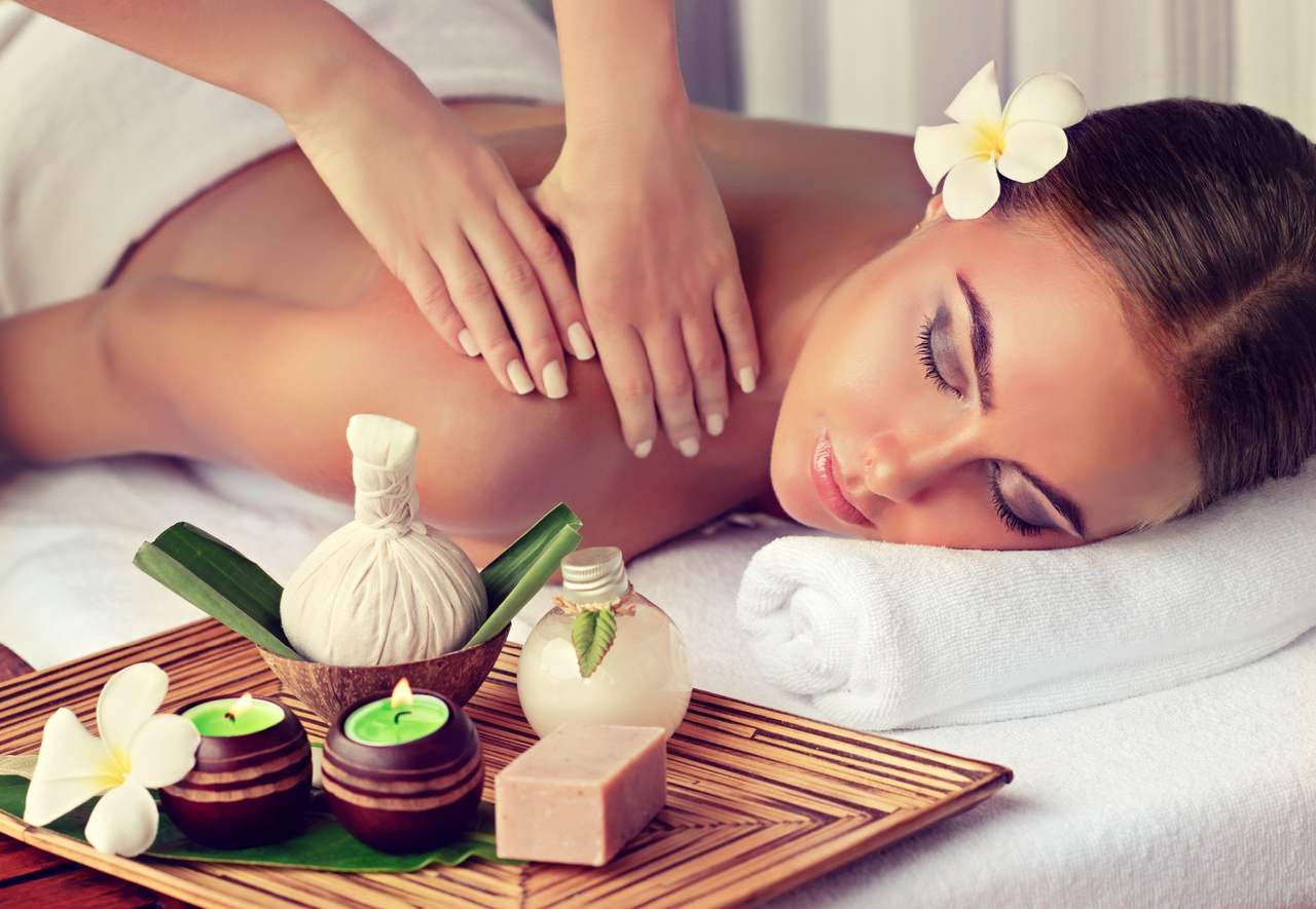 Aromaterapi nedir sorusuna yanıt niteliğinde masaj yaptıran kadın