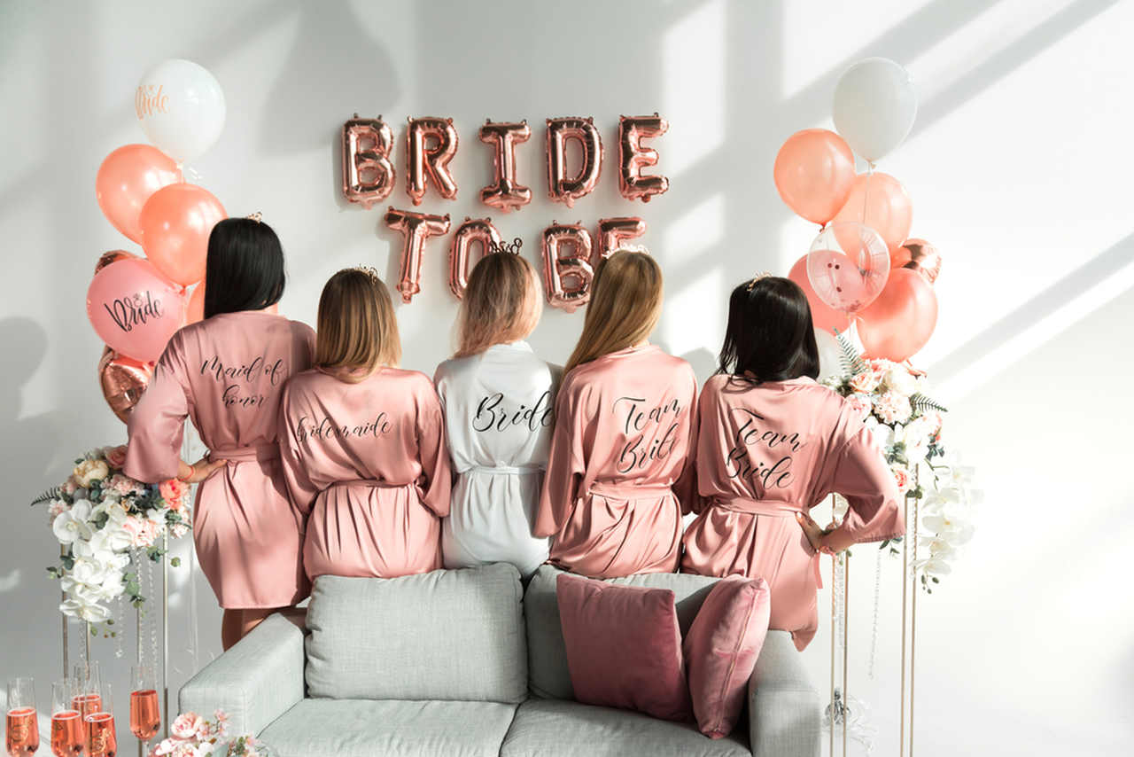  bride to be balonları ile gelin ve nedimeler