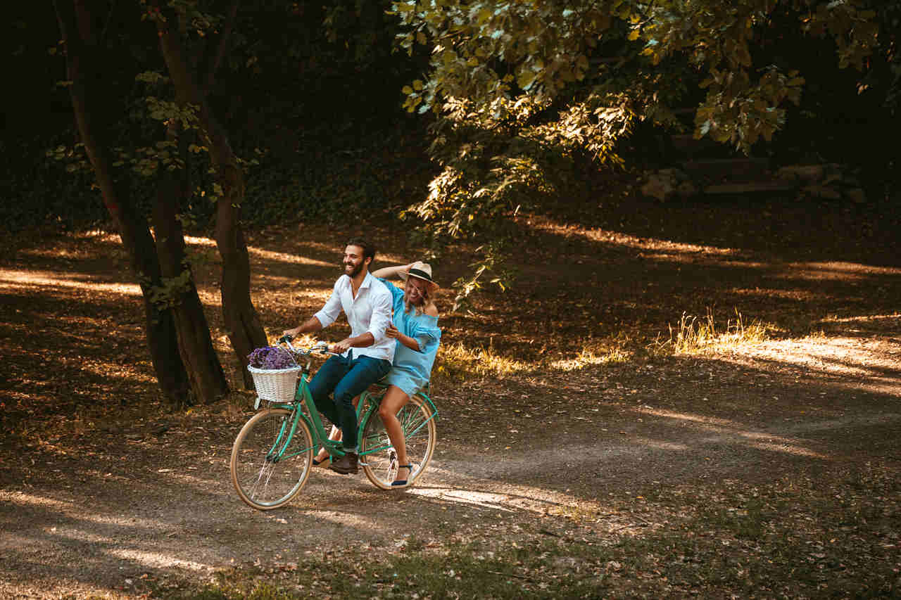 bisiklet kullanan genç çift