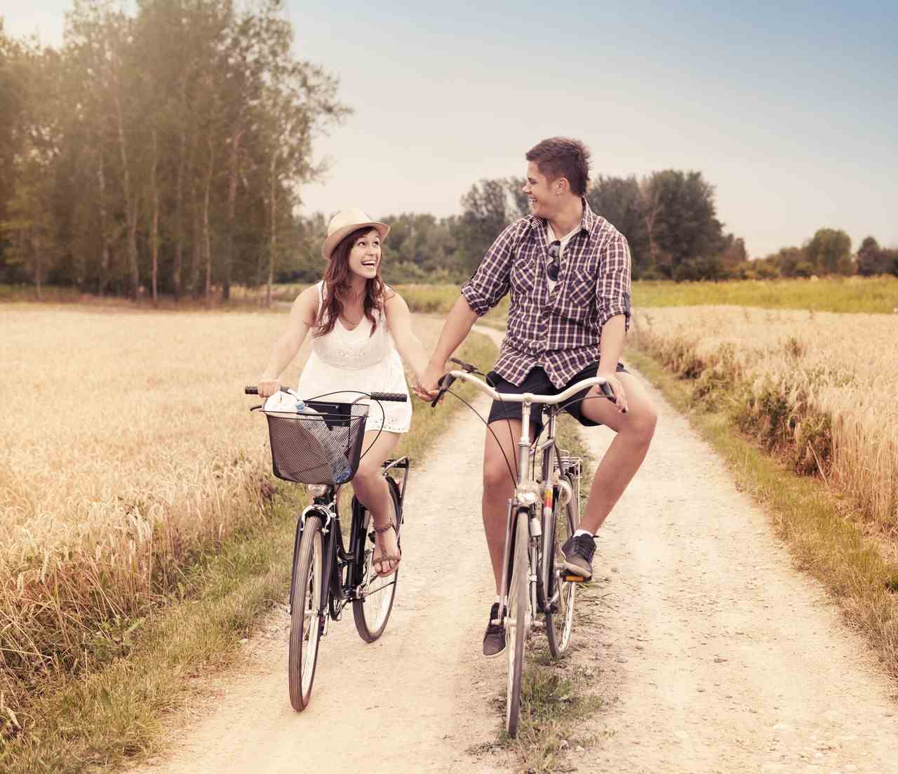 Bisiklet ile giderken ele ele tutuşan çift
