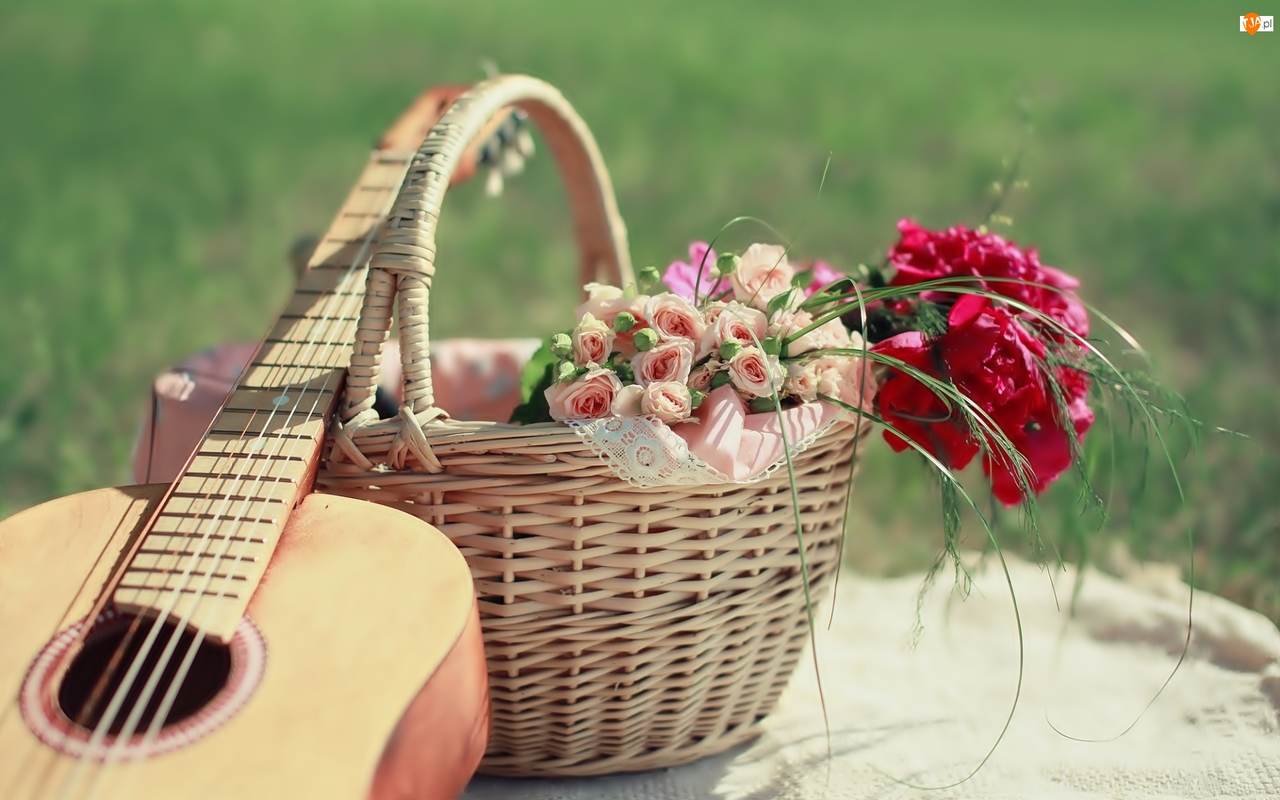 Piknik sepeti içinde çiçek buketleri