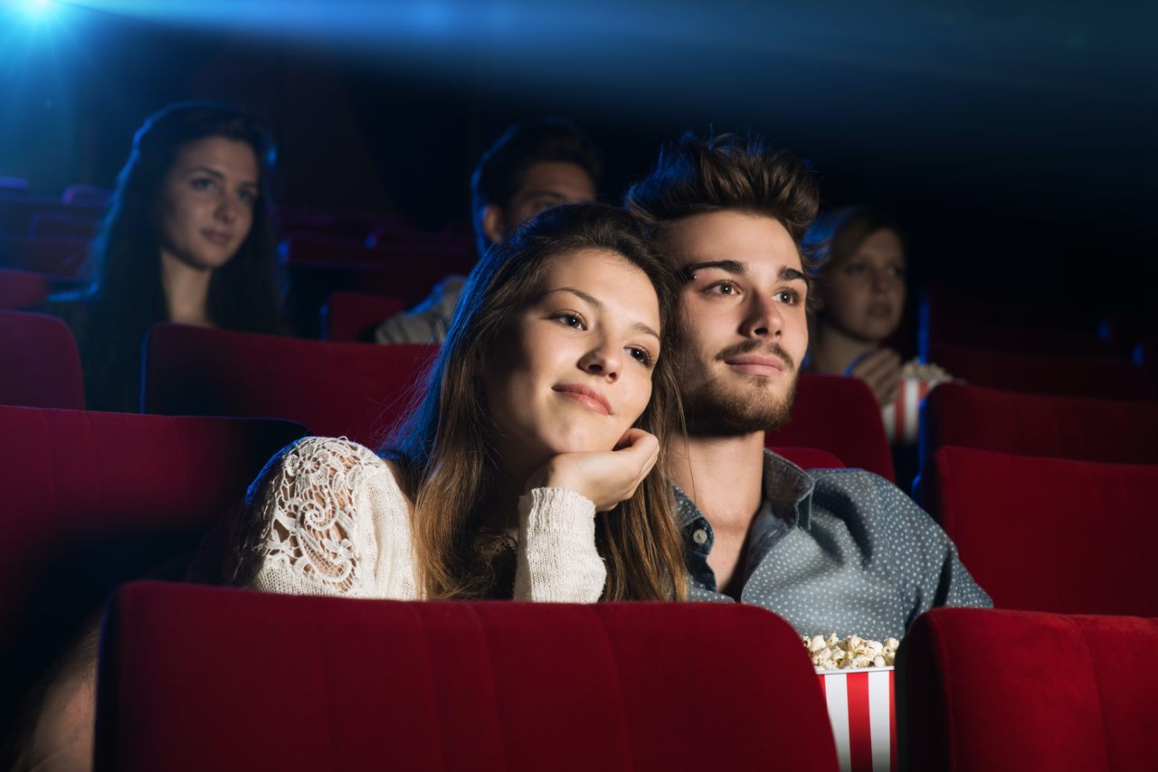 sinemada film izleyen çift
