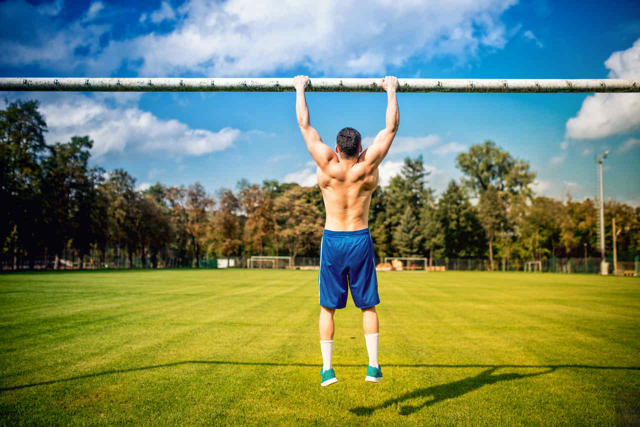 ağırlık egzersizi yapan bir futbolcu