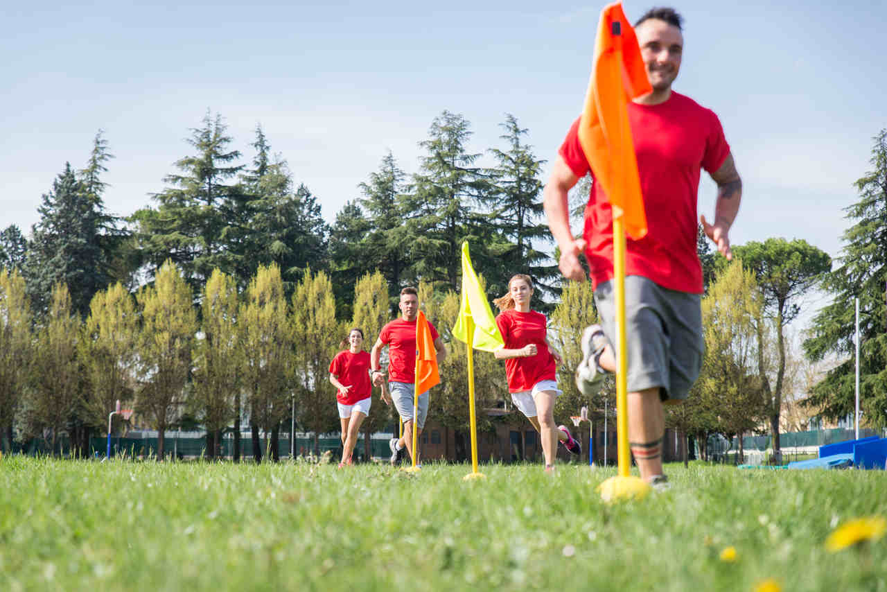 sahada futbol antrenman programına uygun olarak egzersiz yapan sporcular