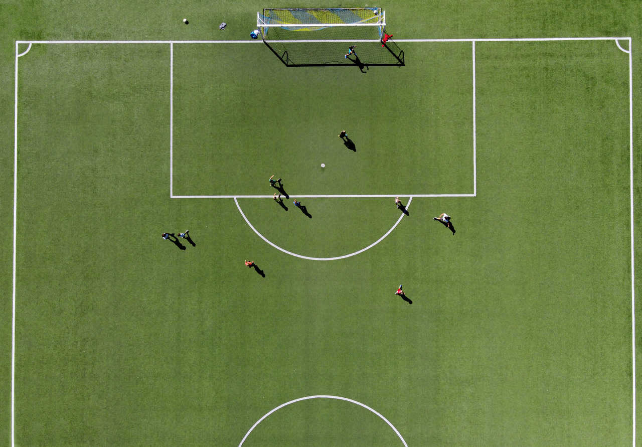 bir futbol sahasında futbol oynayan oyuncuların kuşbakışı görünümü