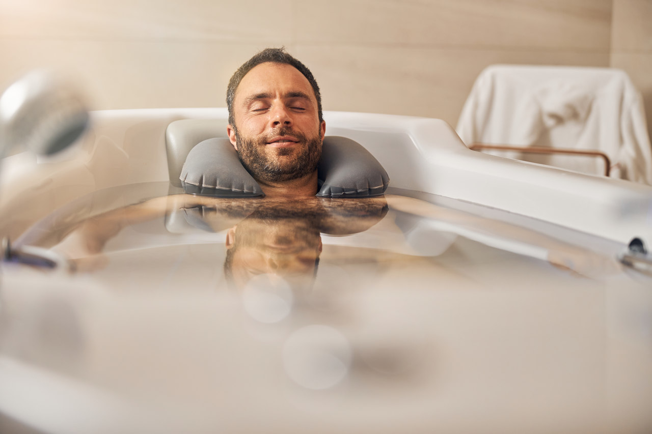 hidroterapi ve termal su ile rahatlayan bir adam