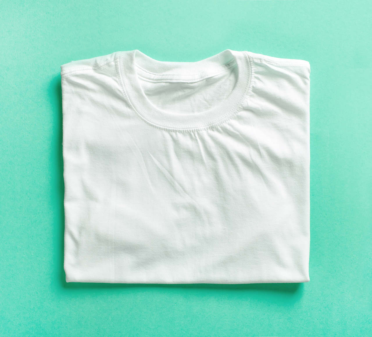 katlanmış beyaz tişört