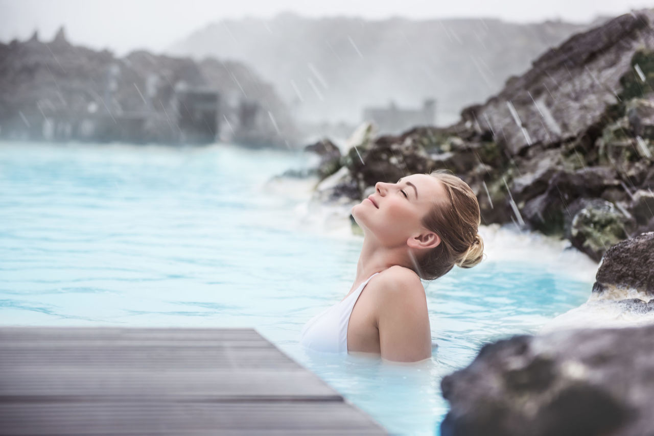 Sağlık turizmi nedir sorusuna yanıt niteliğinde termal spa havuzunda duran kadın