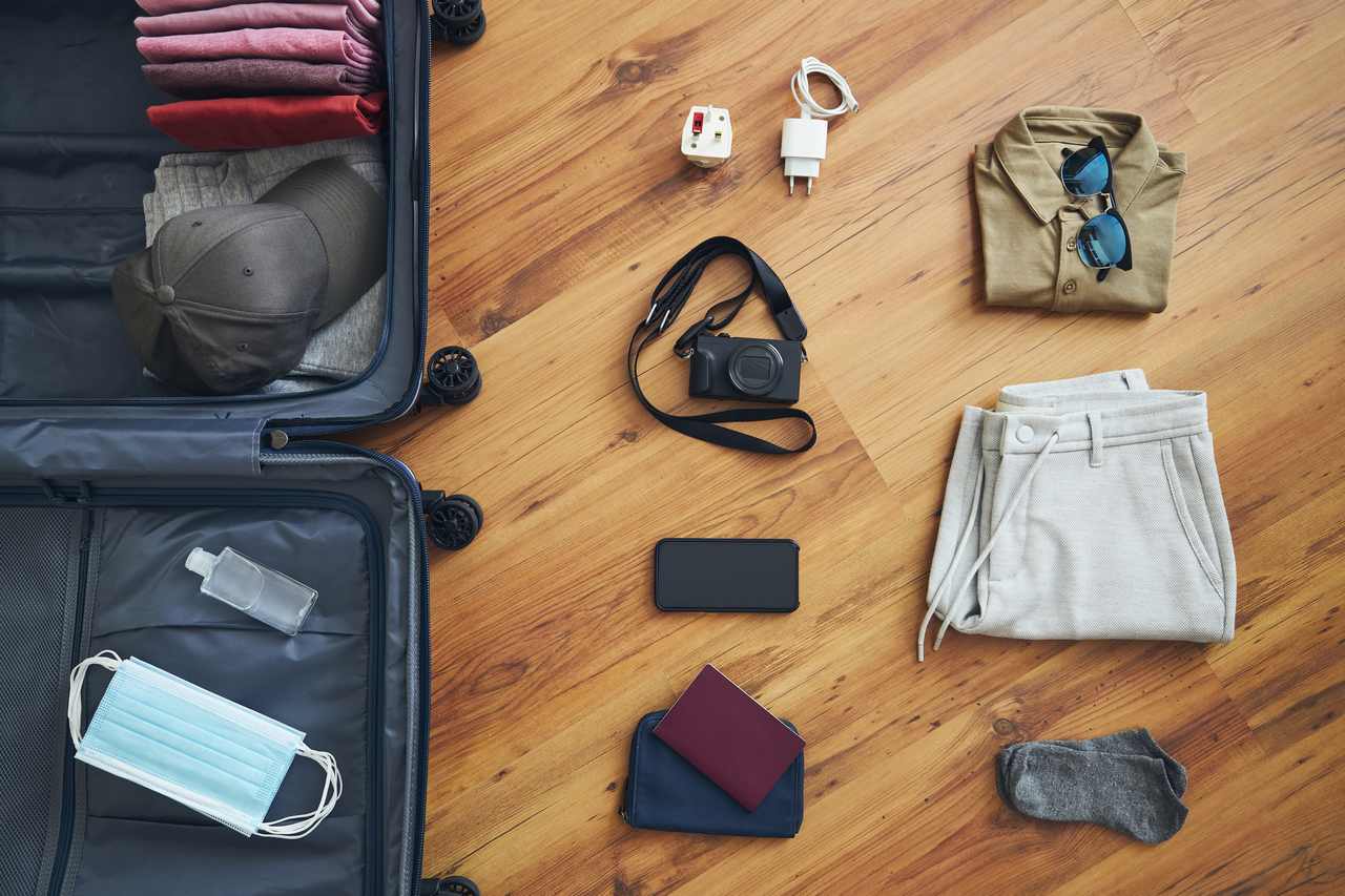 seyahat hazırlığı için bir araya getirilen bir bavul dolusu eşya