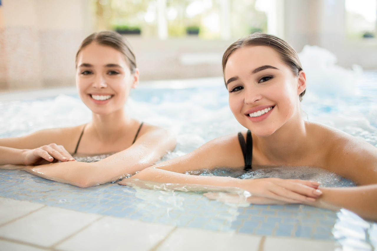 en önemli turizm çeşitlerinden biri olan sağlık turizmi için bir termal otelde havuza giren iki kadın