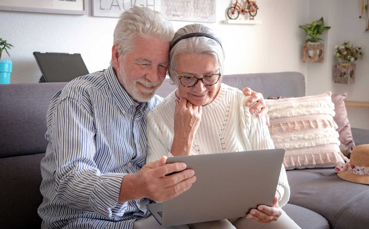 bilgisayara bakan romantik yaşlı çift