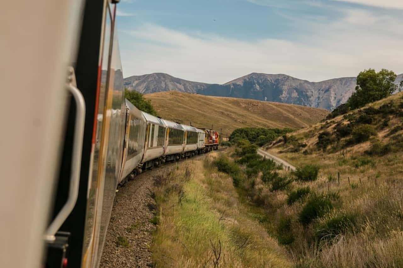 bozkırdan geçip giden bir tren