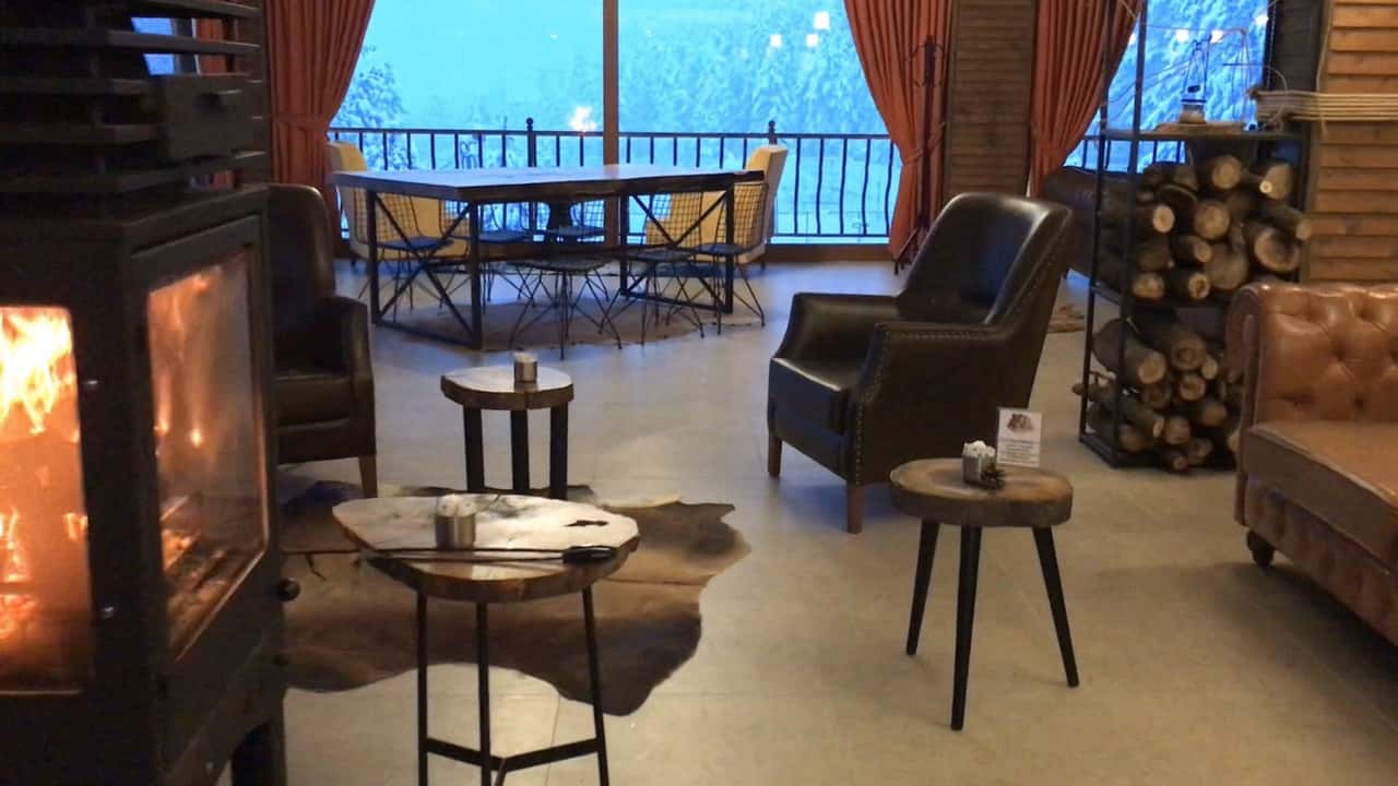 Çam Hotel restoranlarından Çamzade A La Carte içinden şömine ve dinlenme alanının göründüğü alan