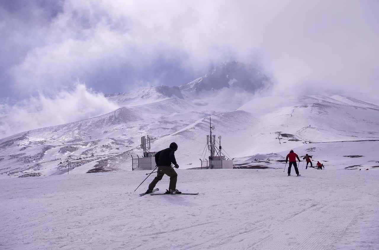 Erciyes Dağı'nda kayak yapan insanlar