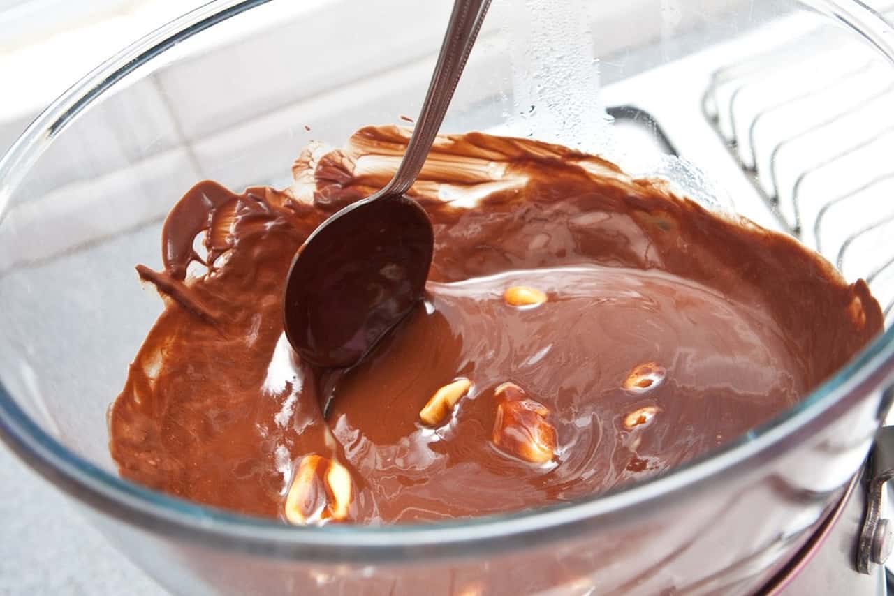 cam bir kap içerisinde benmari usulüyle eritilip birbirine karıştırılan çikolata ve tereyağı