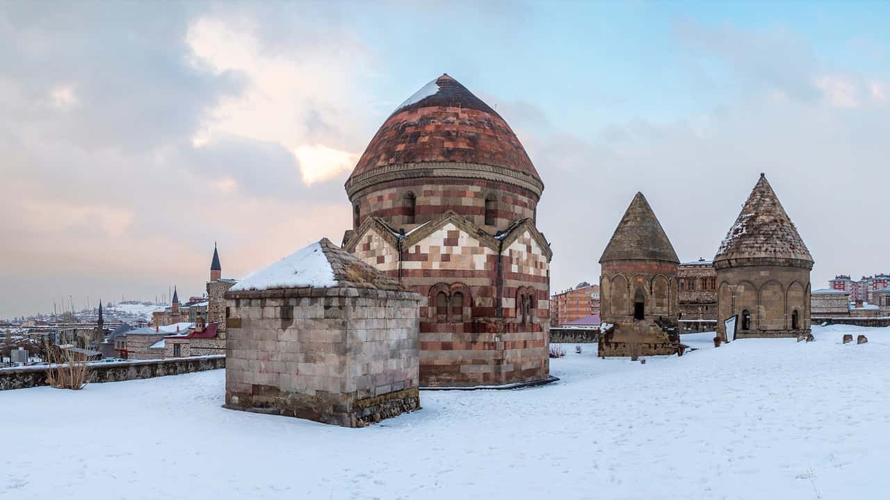Erzurum'da tarihi yapıların da göründüğü bir kar manzarası