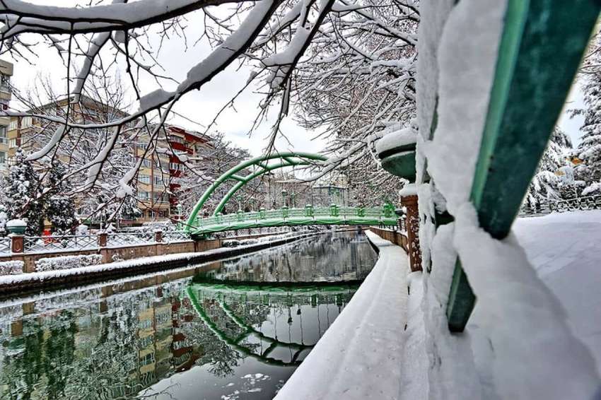 Eskişehir'de Porsuk Nehri'nden kar manzarası