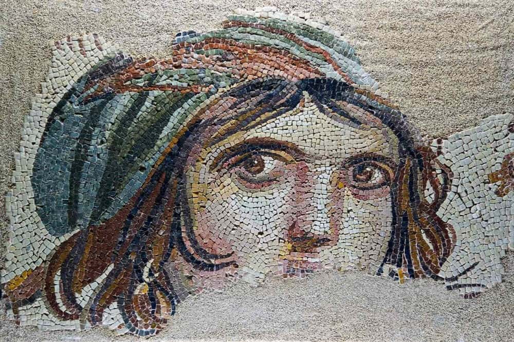 Gaziantep'de bulunan Arkeoloji Müzesi'ndeki Çingene Kızı adlı mozaik eser