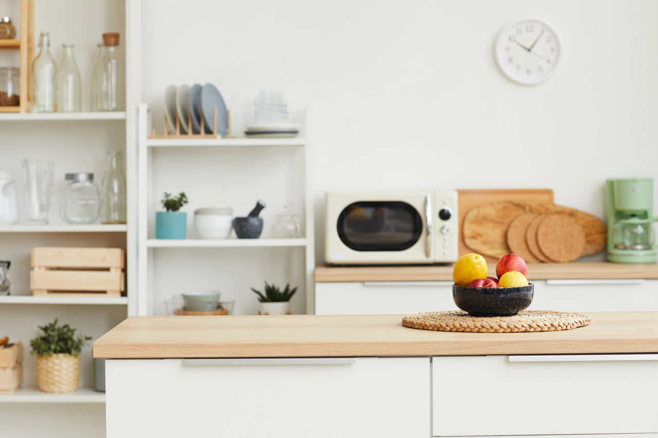 açık renk tonlarından oluşan minimalist bir mutfak 