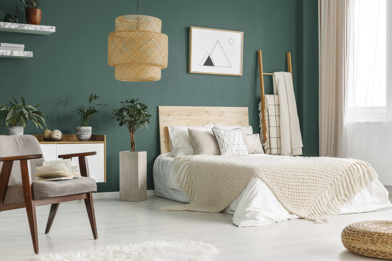 minimalist tarzda döşenmiş yatak odası görüntüsü