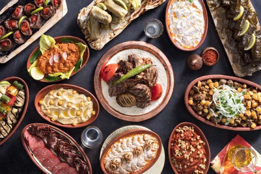 Dolma, sarma, köfte ve diğer yemeklerle dolu iftar sofrası