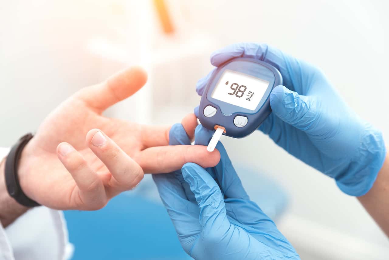 İşaret parmağından kan şekeri ölçme aletiyle şeker seviyesini ölçmek