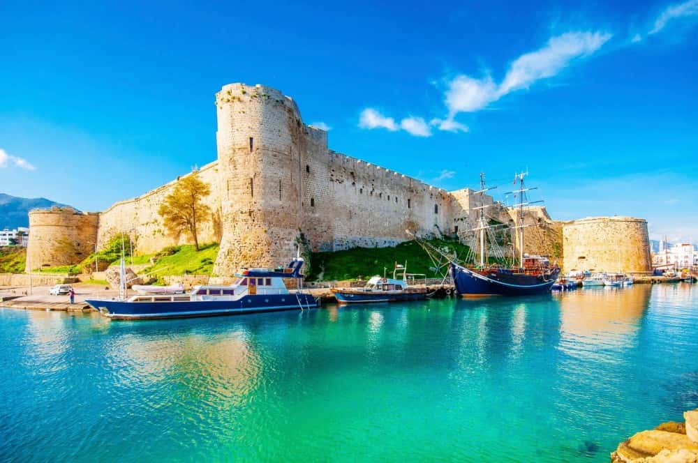Kıbrıs Girne Kalesi ve deniz manzarası
