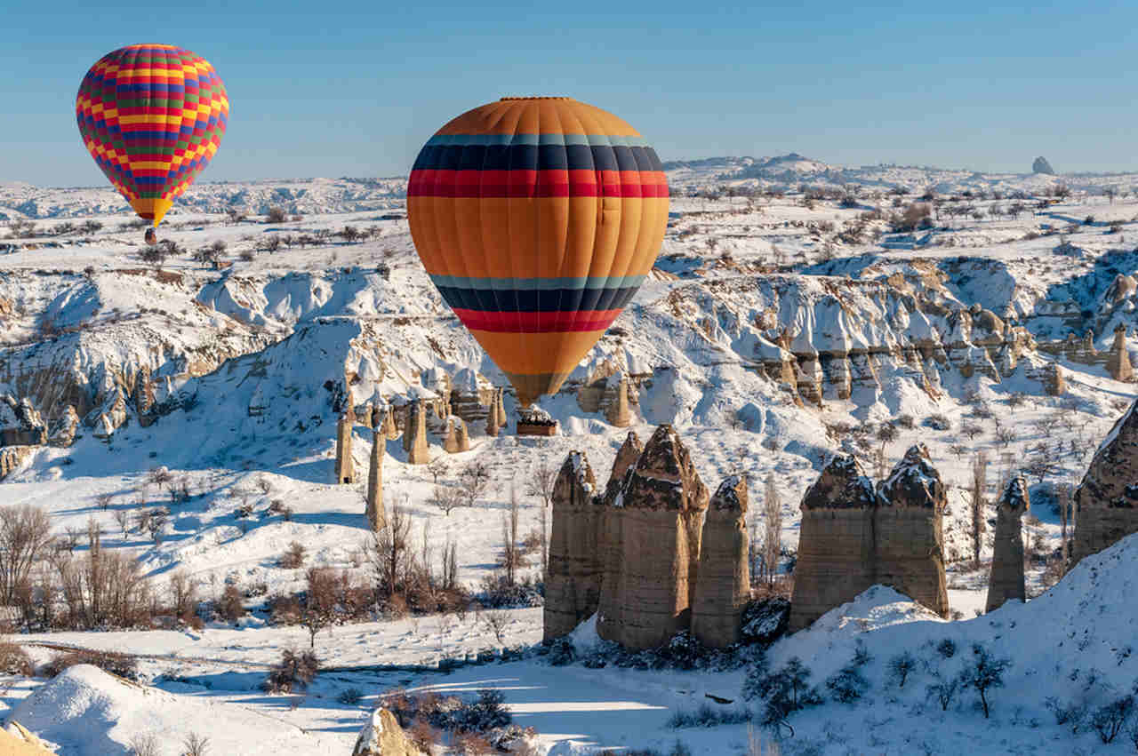 kış mevsiminde havadaki renkli balonlar