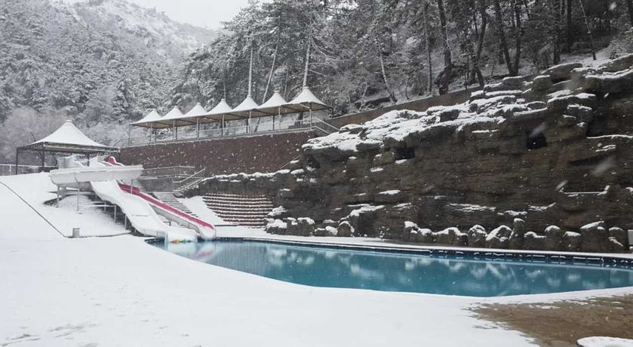 kış mevsiminde açık havada bulunan bir havuz