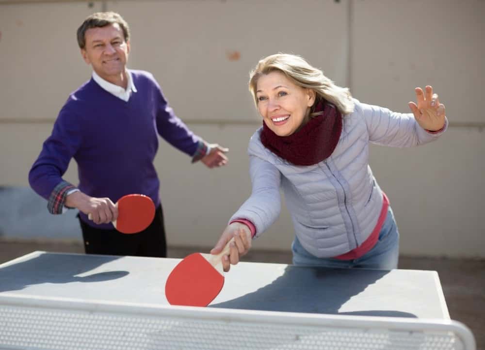 masa tenisi oynayarak mutlu olan yaşlı çift