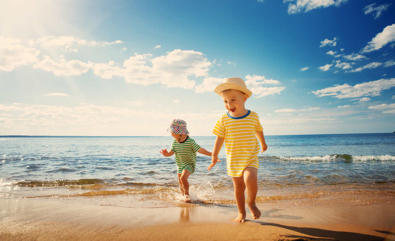 sahilde yürüyen iki çocuk