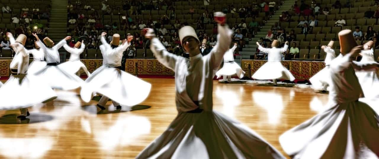 seyirciler önünde performans sergileyen semazenler