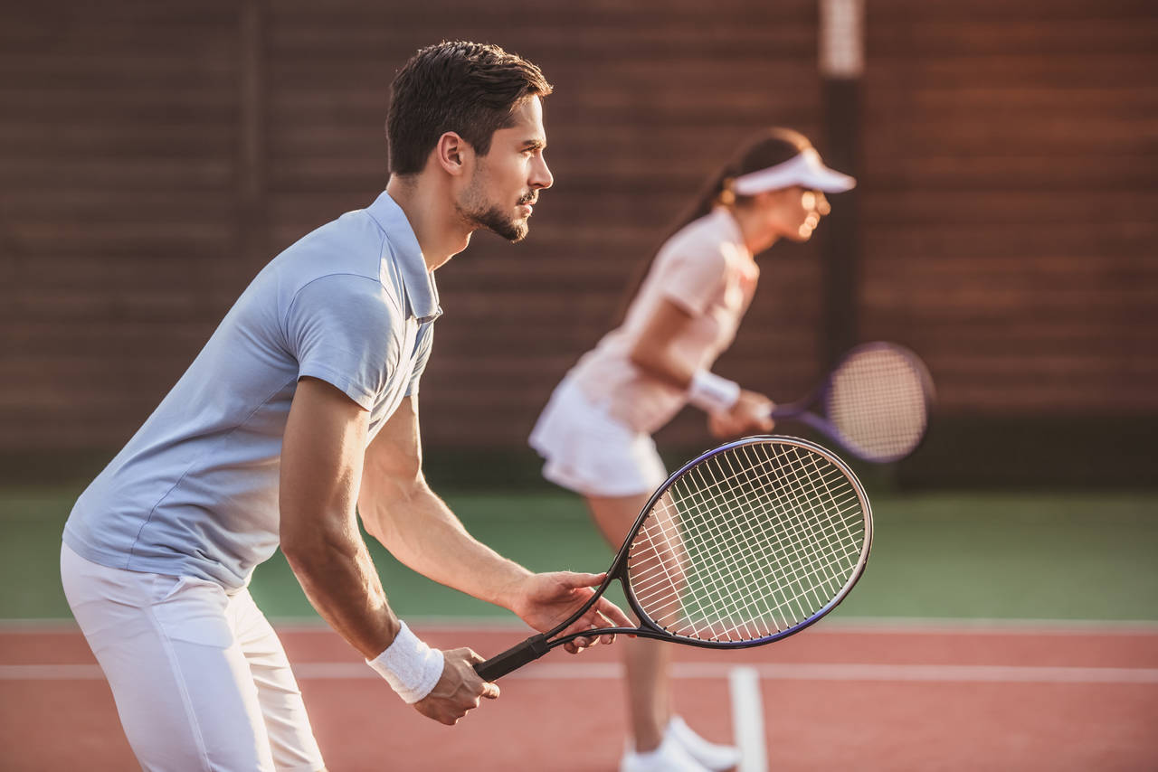 kort tenis oynayan çift