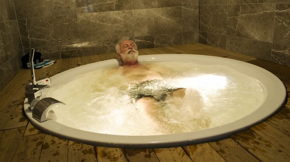 man taking bath at çam thermal hotel