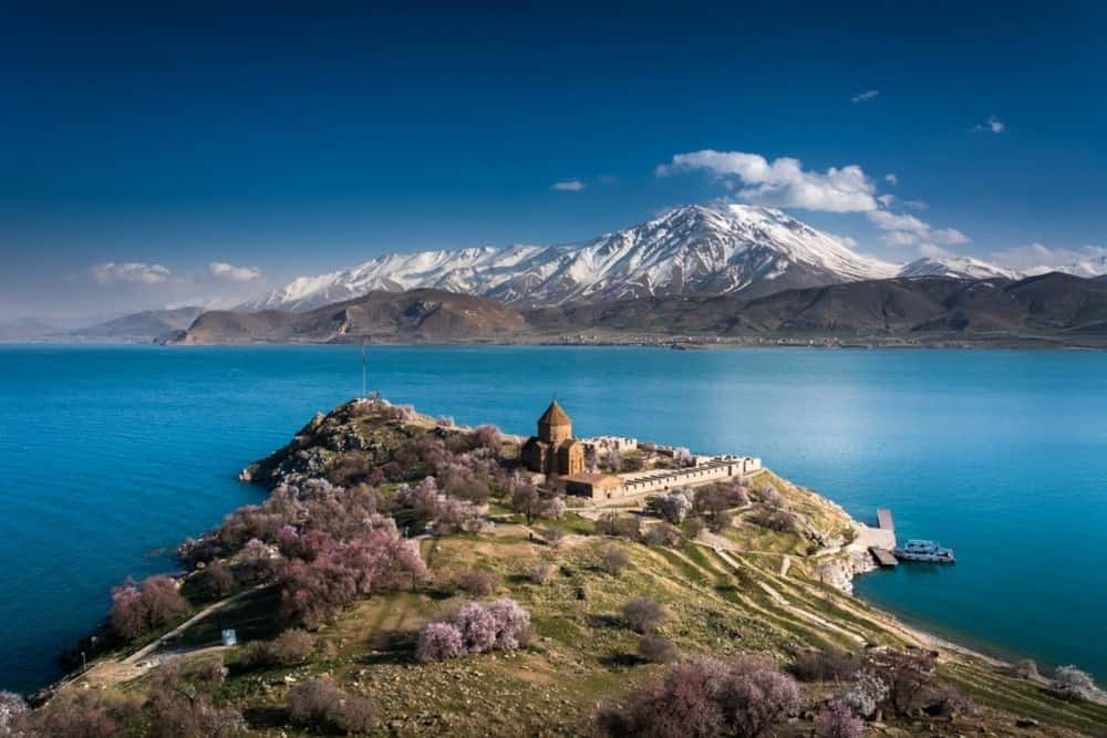 Van Gölü içinde bulunan Akdamar Adası ve Ermeni Kilisesi'nin göründüğü bir manzara