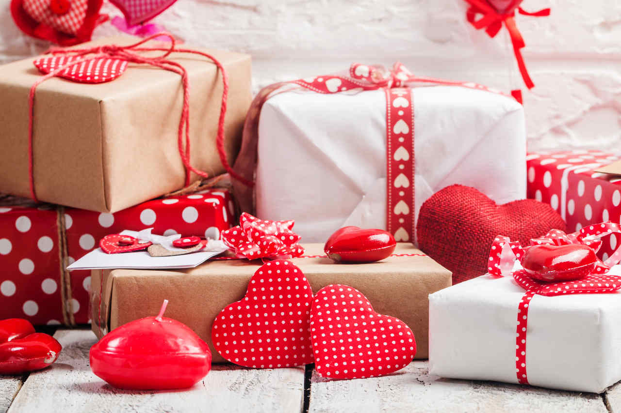 sevgililer günü için kırmızı ve beyaz kutularda romantik hediyeler