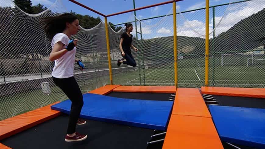 trambolinde zıplayan çocuklar