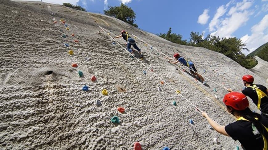 tırmanma sporu yapan bir grup insan