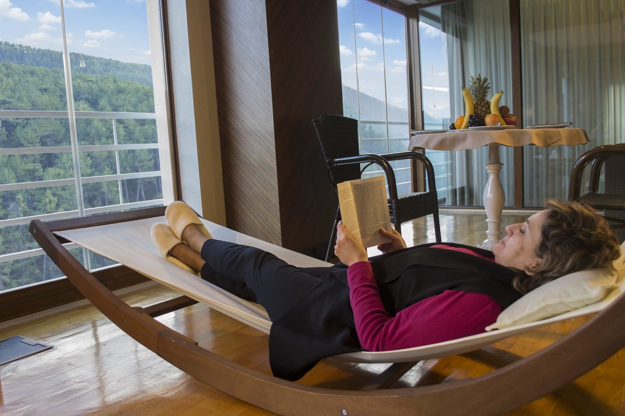 kaplıca termal otel, çam hotelde dinlenen kadın